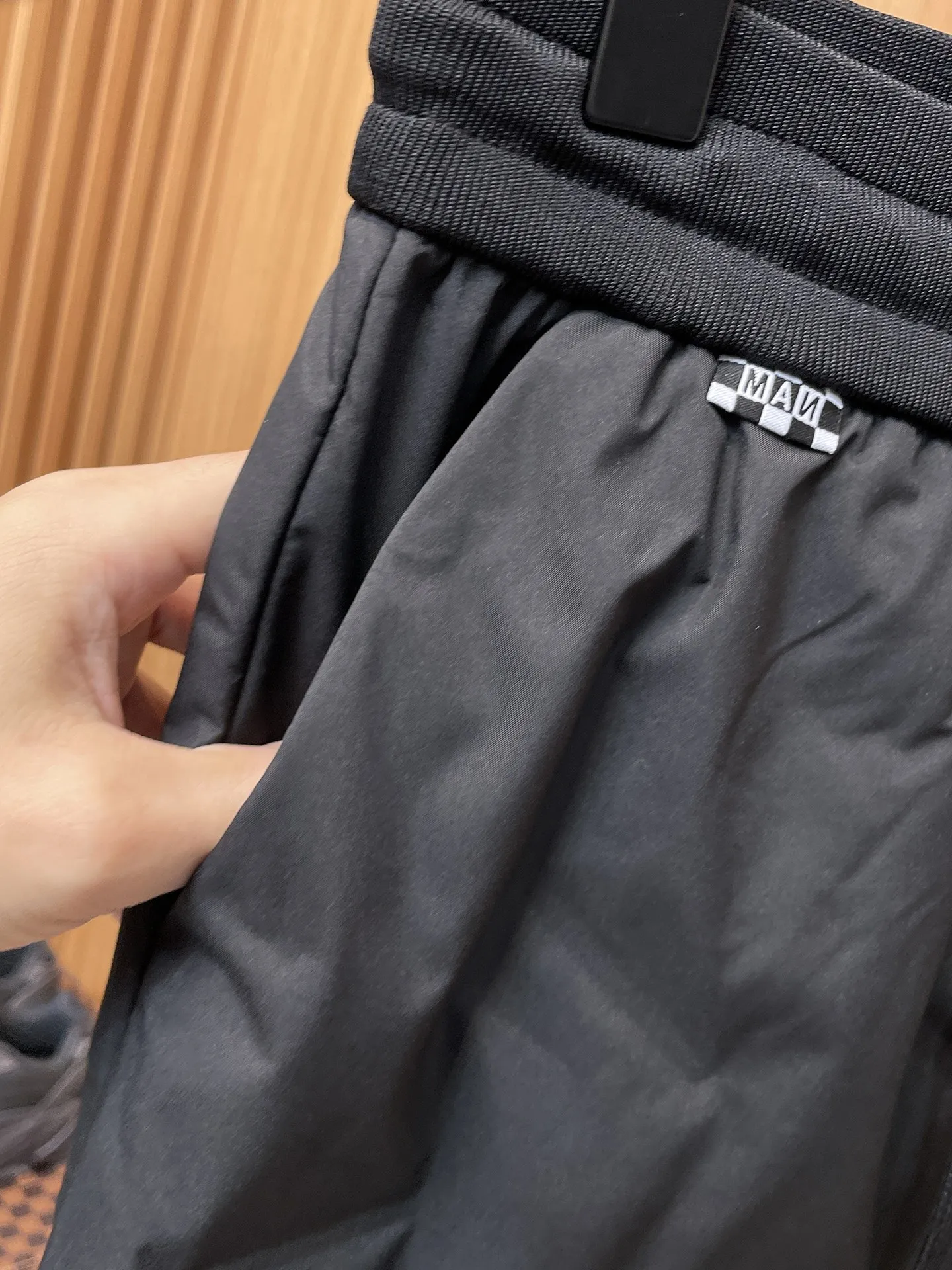 P490 Canada Goose 25 new autumn and winter products🆕Thickened warm down pants are here🌹Winter essential outdoor windproof, lockable and warm. Made of professional-grade outdoor windproof, waterproof and breathable fabric. Lining is filled with 90% white duck down. Lightweight design, lightweight and warm. Seamless gluing process on the inside. Made of light and gall-free velvet fabric to effectively prevent velvet running. Original hardware accessories. Classic logo matching. Simple and versatile. The upper body is stylish and not bulky. The style is the same for men and women! Size: M-3XL.